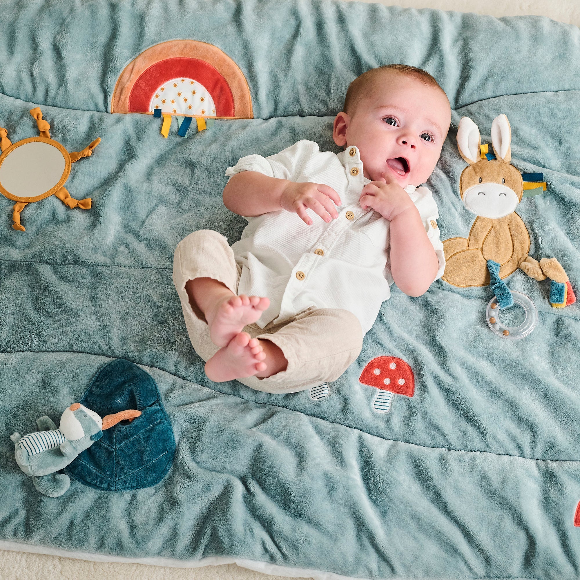 Tapis d'éveil pouf avec arches Ernest, Flo, & Oli Tapis d'éveil pouf avec arches Ernest, Flo, & Oli