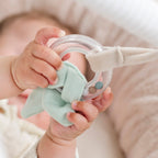 Krabeldecke mit Spielbogen FLO, ERNEST & OLI