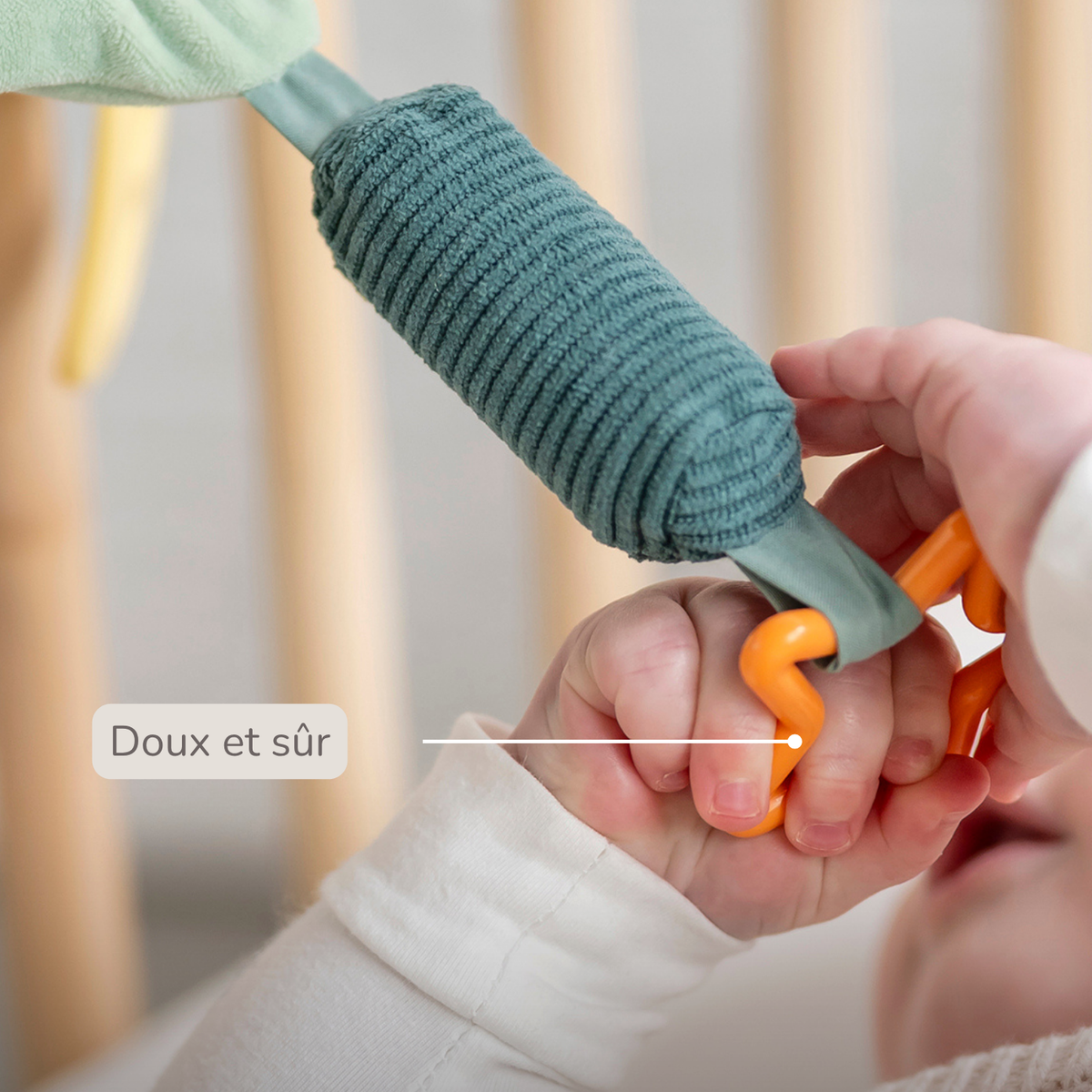 Pram Toy Lion Léon - Baby Toy for Home or On the Go - 17 cm - Multicolored [FR]