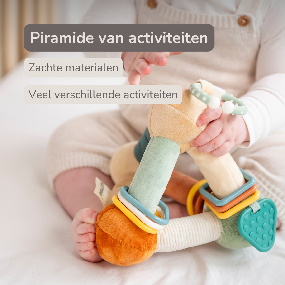 Soft Activity Pyramid Lion Léon - Baby Toy - 18 cm - Multicolored [NL]